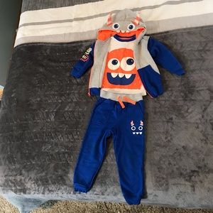 Wonder nation Little monster sweat suit. 3T (boy)